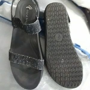 Bear traps sandals